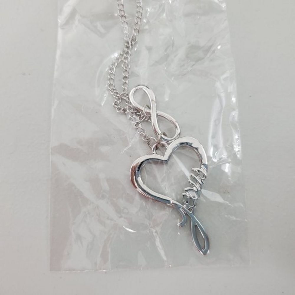 Family Treasure Jesus Necklace Silver‎ Tone Heart I